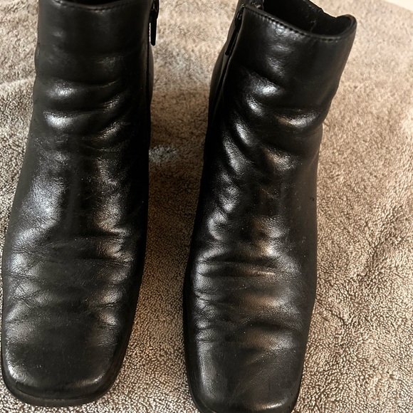 Black leather ankle boots - Picture 2 of 4